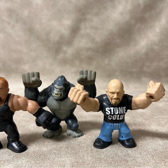 WWE Stetchable Action
Figures - Lot Of 2 Wrestlers & 1 Gorilla - Picture 3 of 6